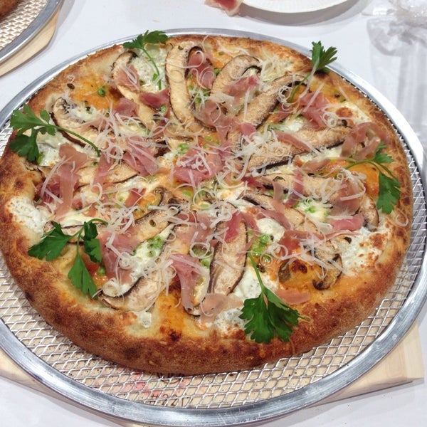 5/22/2014 tarihinde Andrew S.ziyaretçi tarafından The Original Goodfella&#39;s Brick Oven Pizza'de çekilen fotoğraf