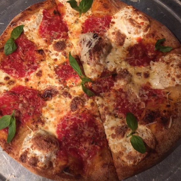 11/28/2014 tarihinde Andrew S.ziyaretçi tarafından The Original Goodfella&#39;s Brick Oven Pizza'de çekilen fotoğraf