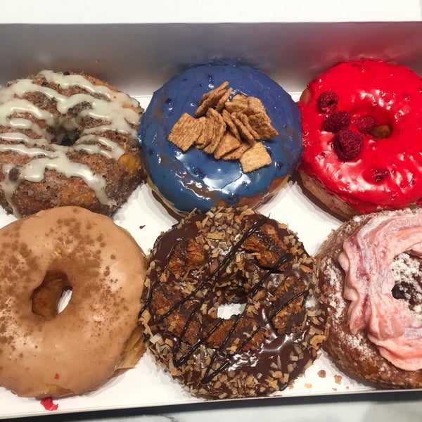 Foto tirada no(a) California Donuts por diana c. em 6/25/2021