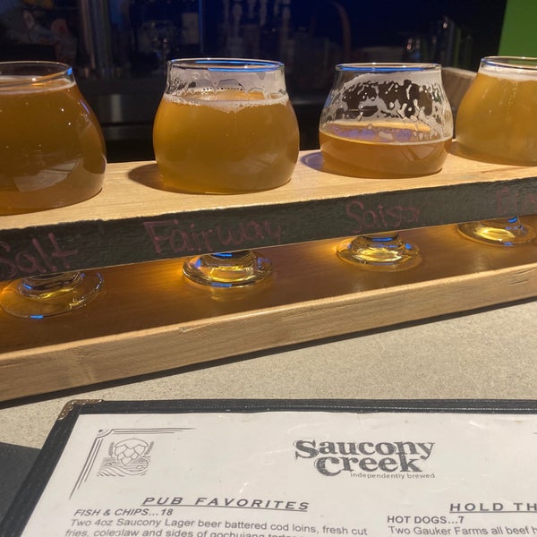 5/6/2022 tarihinde Cortney M.ziyaretçi tarafından Saucony Creek Brewing Company + Gastropub'de çekilen fotoğraf