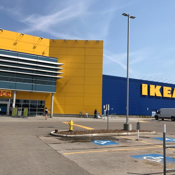 Foto tirada no(a) IKEA Edmonton por Zaida M. em 7/28/2017