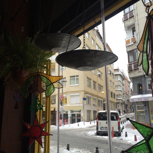 12/31/2015 tarihinde Ertuğrul A.ziyaretçi tarafından İki Kedi Cafe'de çekilen fotoğraf