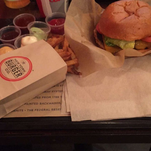 Foto tirada no(a) New York Burger Co. por Samet P. em 4/29/2016