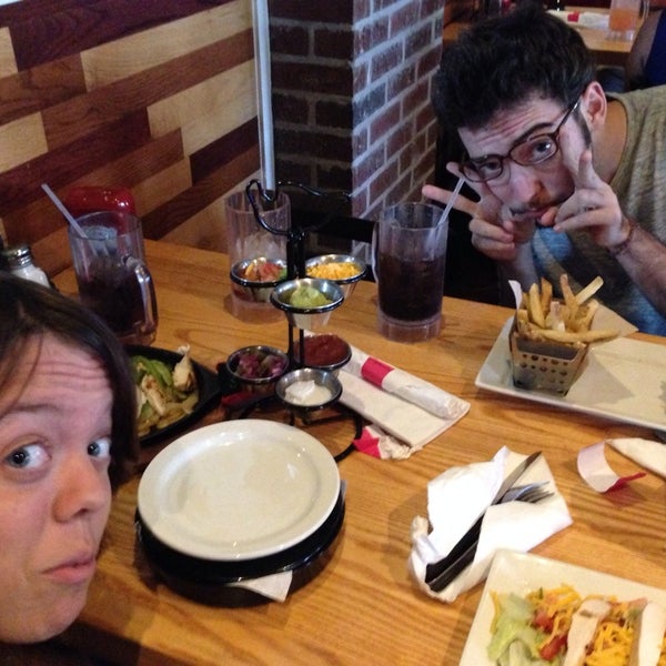Photo taken at Chili&#39;s Grill &amp; Bar by Diana G. on 5/12/2014