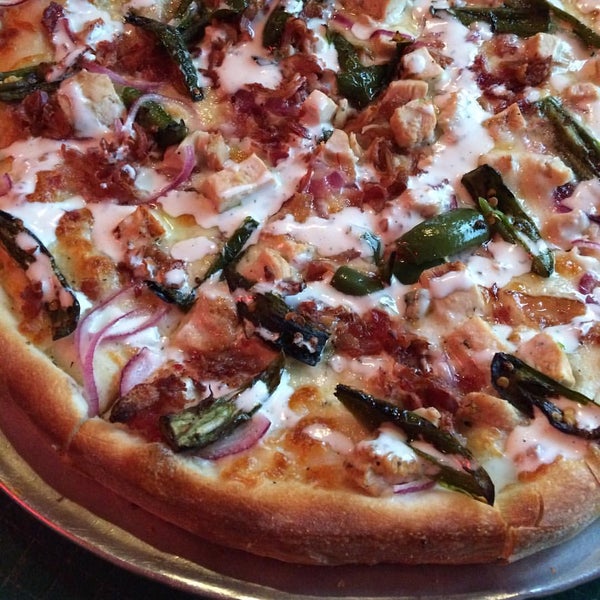 Foto diambil di Barry&#39;s Pizza oleh Sarah pada 5/11/2017