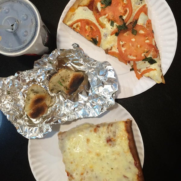 Foto scattata a Pizza Mercato da Angela W. il 12/4/2015