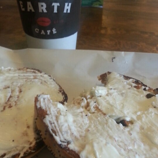 Photo taken at Java Earth Cafe by Curateur M. on 2/19/2013