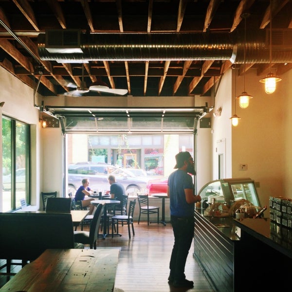 7/26/2014 tarihinde Aaron L.ziyaretçi tarafından Odd&#39;s Cafe'de çekilen fotoğraf
