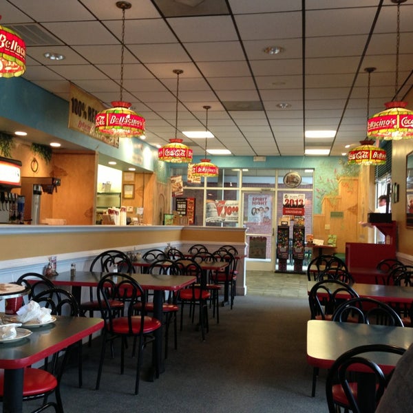 Photo taken at Bellacino&#39;s Pizza &amp; Grinders by Jeff Cruz T. on 6/2/2013