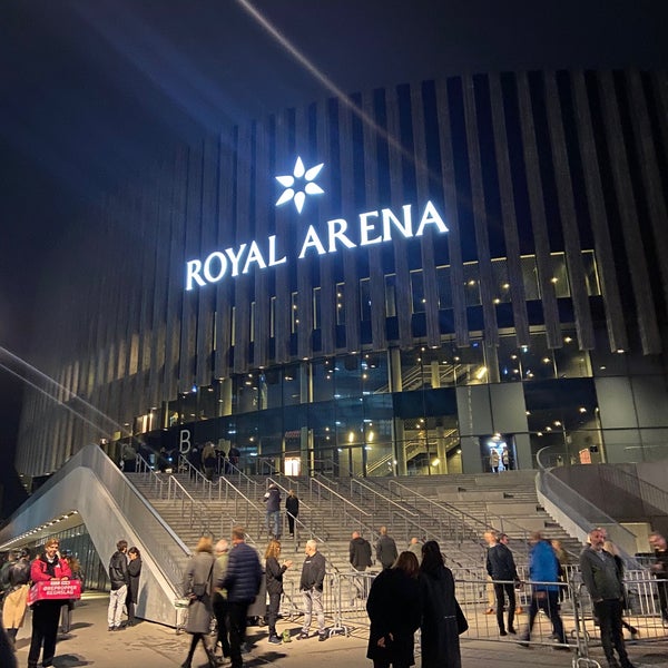 Royal arena вместимость. Royal arena вместимость. Футуристический фасад здания торговый центр. Бай арена. Роял арена.
