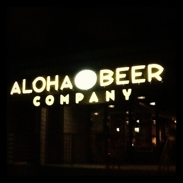 Снимок сделан в Aloha Beer Company пользователем Andrea H. 10/13/2012