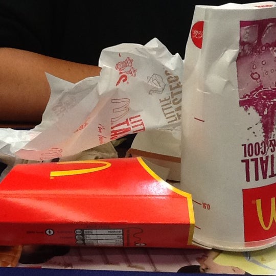 รูปภาพถ่ายที่ McDonald&#39;s โดย Andrea P. เมื่อ 11/9/2012