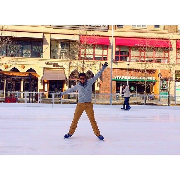 Das Foto wurde bei Pentagon Row Ice Skating Rink von Fahad N. am 3/4/2014 aufgenommen