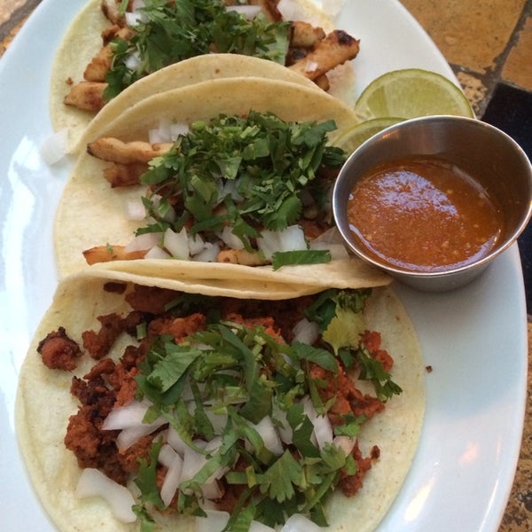 Das Foto wurde bei El Paso Restaurante Mexicano von Charles D. am 4/25/2014 aufgenommen