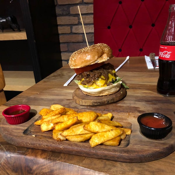 Foto scattata a Beeves Burger da Kurtcebe il 4/8/2018