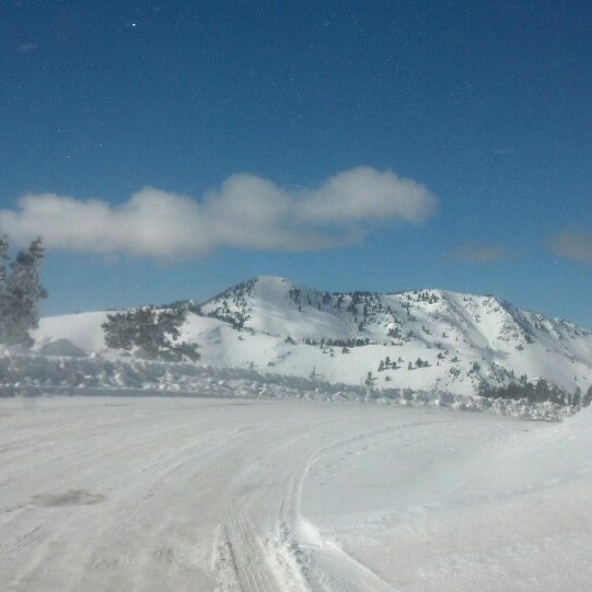 รูปภาพถ่ายที่ Powder Mountain โดย Chris W. เมื่อ 3/10/2013