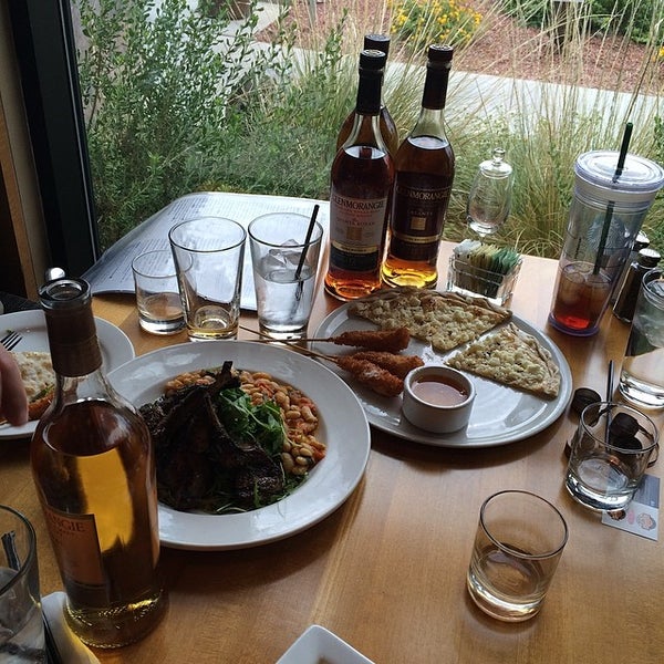 Foto tomada en Sammy&#39;s Restaurant &amp; Bar  por Matt S. el 5/7/2014