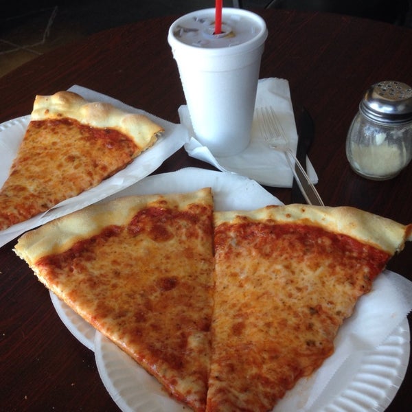 Foto scattata a Brooklyn Boyz Pizza da Isabel H. il 7/24/2014