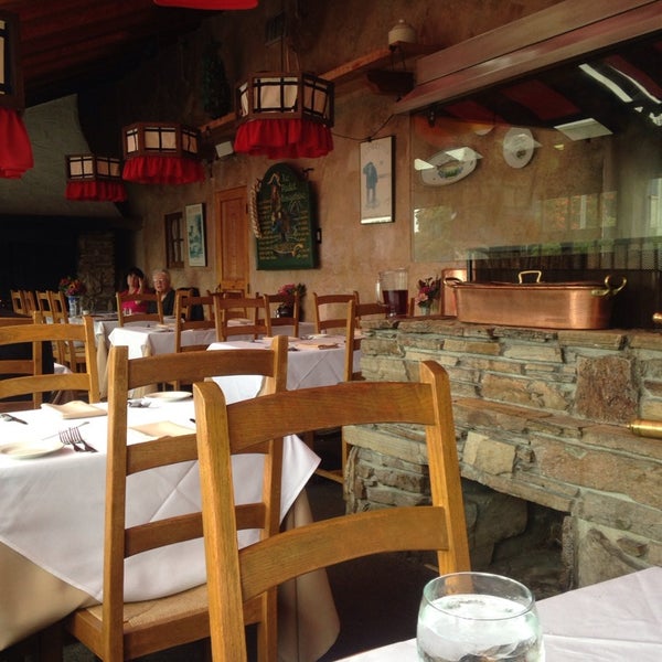 Foto diambil di Fandango Restaurant oleh Amy-Marie pada 8/2/2014