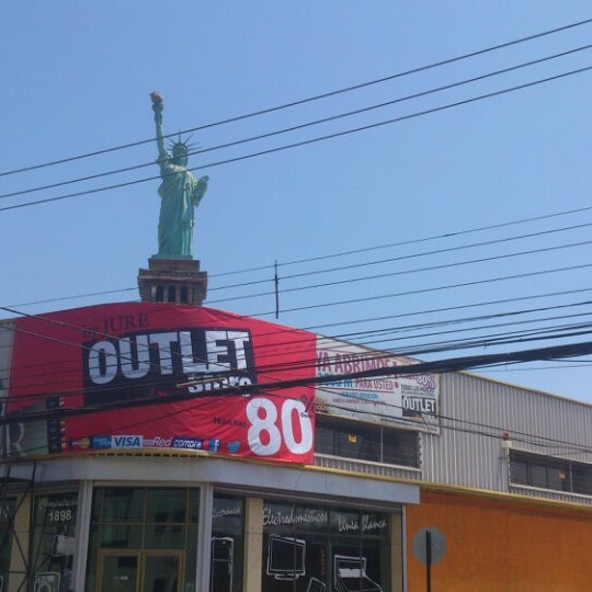 Foto tirada no(a) Outlet Store by Jure por lalo em 11/26/2013