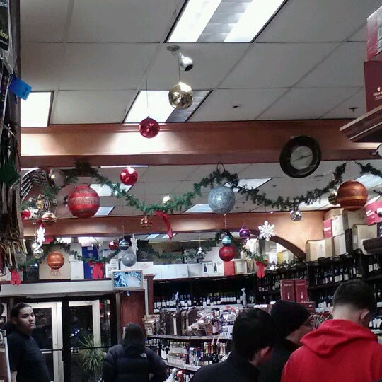 Edgewater Wine and Spirits Edgewater'de İçki Dükkanı