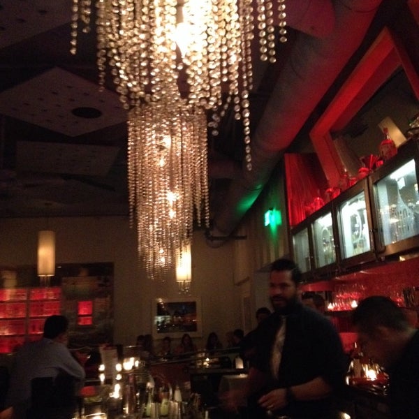 10/26/2014 tarihinde Angelaziyaretçi tarafından Nic&#39;s Martini Lounge'de çekilen fotoğraf