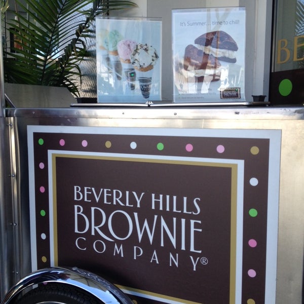 9/21/2014 tarihinde Angelaziyaretçi tarafından Beverly Hills Brownie Company'de çekilen fotoğraf