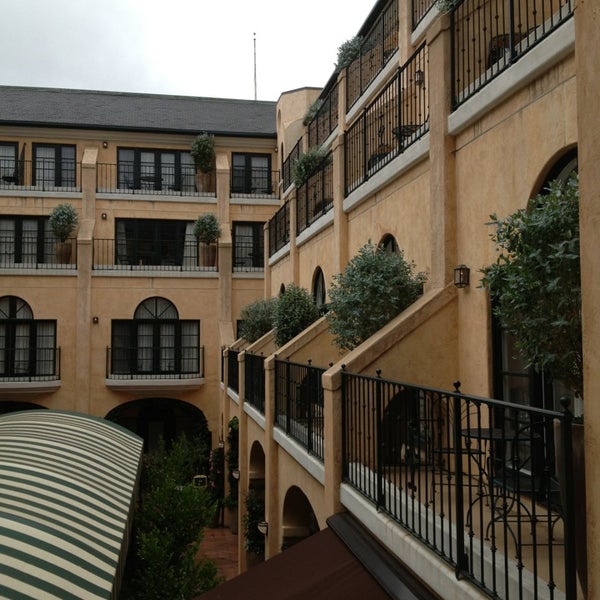 รูปภาพถ่ายที่ Garden Court Hotel โดย Angela เมื่อ 6/24/2013