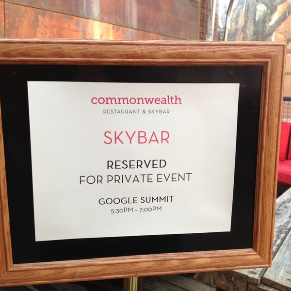 รูปภาพถ่ายที่ Commonwealth Restaurant &amp; Skybar โดย Molly S. เมื่อ 3/16/2013
