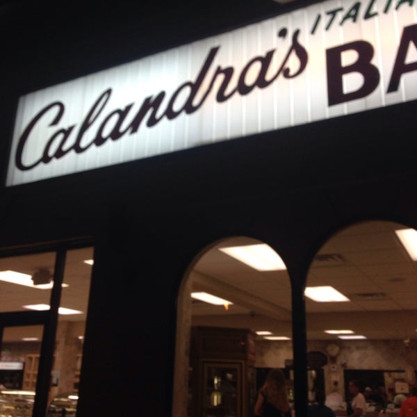 Das Foto wurde bei Calandra&#39;s Bakery von PapiCaine M. am 10/13/2013 aufgenommen