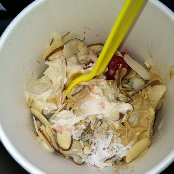 รูปภาพถ่ายที่ Zainey&#39;s Frozen Yogurt โดย Judith เมื่อ 12/26/2012