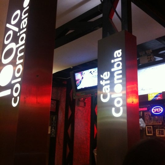Foto diambil di Café Colombia oleh Victor Q. pada 4/29/2012