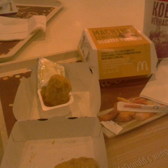 รูปภาพถ่ายที่ McDonald&#39;s โดย Django H. เมื่อ 12/23/2011