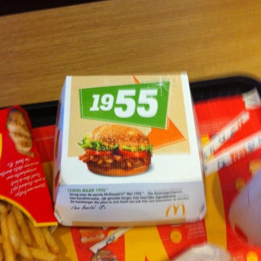 รูปภาพถ่ายที่ McDonald&#39;s โดย Roel S. เมื่อ 9/13/2011