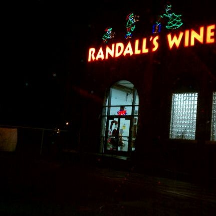 Foto tomada en Randall&#39;s Wines &amp; Spirits  por KOREY J. el 12/14/2011