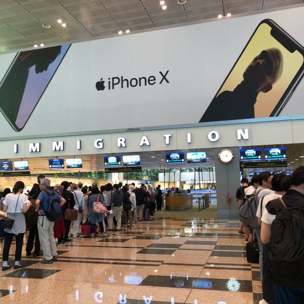 Опоздал на автобус. Курьер с пакетами в дверях. Arrive in или. Хантер байден младший внук. Курьер доставщик еды.