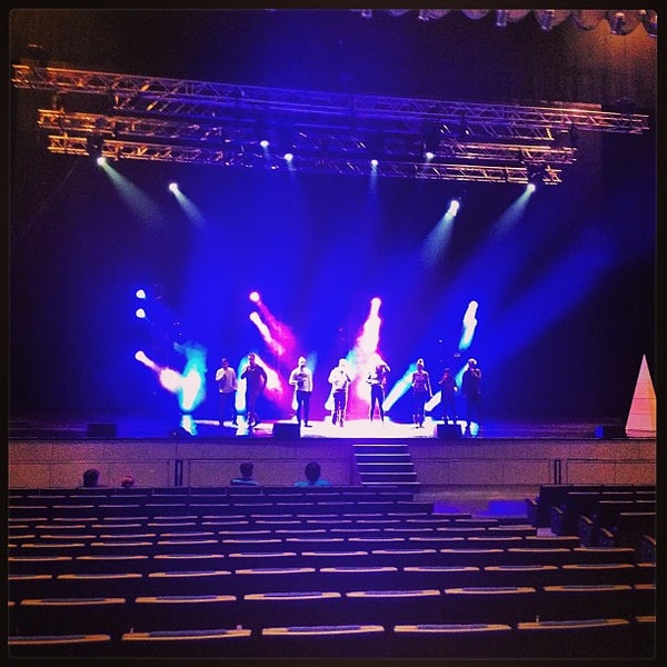 Бкз работа. Бкз октябрьский спб. Бкз октябрьский зал. Бкз газманов. Бкз октябрьский зал.