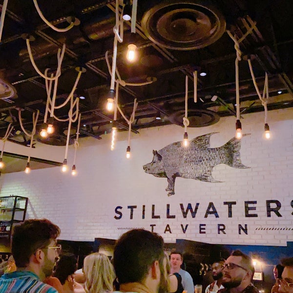 Foto scattata a Stillwaters Tavern da Natalie il 5/22/2021