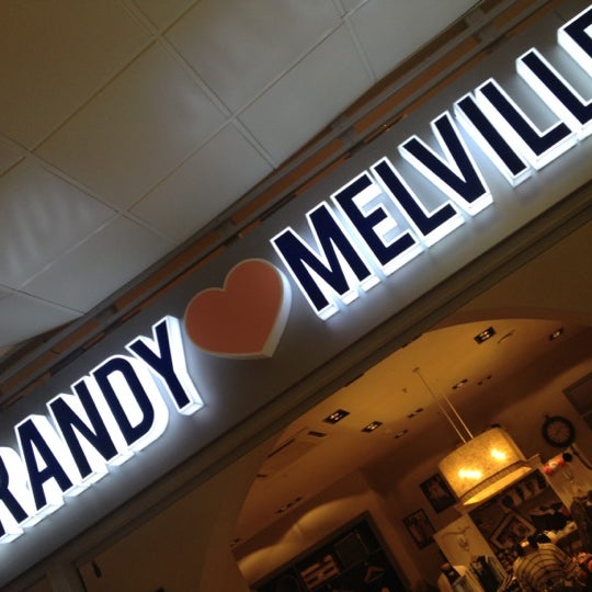 รูปภาพถ่ายที่ Brandy &amp; Melville โดย 🌺Nusha🌺 เมื่อ 10/26/2012