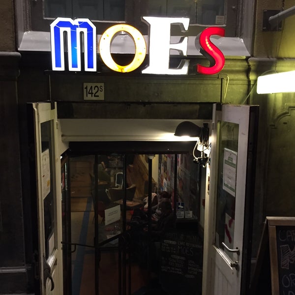 Снимок сделан в MOES eet- en drinklokaal пользователем Angelo 5/1/2015