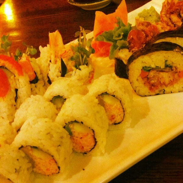 Foto diambil di Sakura Restaurant &amp; Sushi Bar oleh tlr pada 2/2/2013
