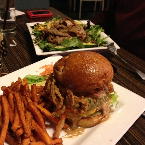 รูปภาพถ่ายที่ Indulge Burgers &amp; More โดย Nancy เมื่อ 1/13/2013