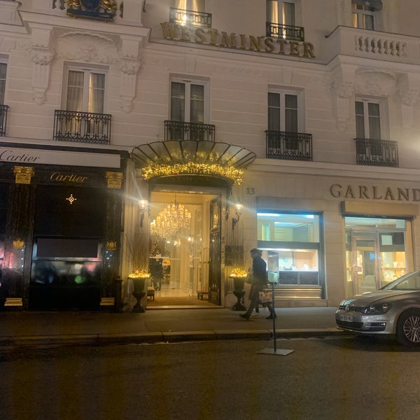 Foto diambil di Hôtel Westminster oleh Sandrine A. pada 12/24/2019