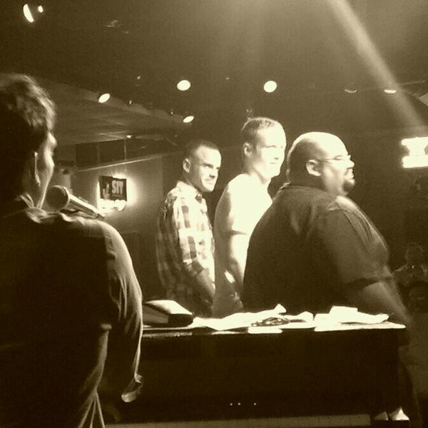 5/12/2013에 Corey D.님이 Louie Louie&#39;s Dueling Piano Bar에서 찍은 사진