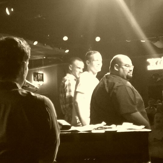 5/12/2013에 Corey D.님이 Louie Louie&#39;s Dueling Piano Bar에서 찍은 사진