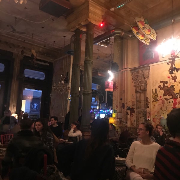 Foto diambil di Csendes Vintage Bar &amp; Cafe oleh Petra K. pada 11/17/2018
