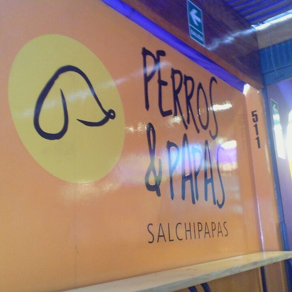 Photo prise au Perros &amp; Papas - Salchipapas par Andrea R. le6/7/2014