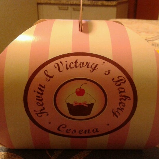 Foto tirada no(a) Kevin &amp; Victory&#39;s Bakery por Lara V. em 12/11/2012