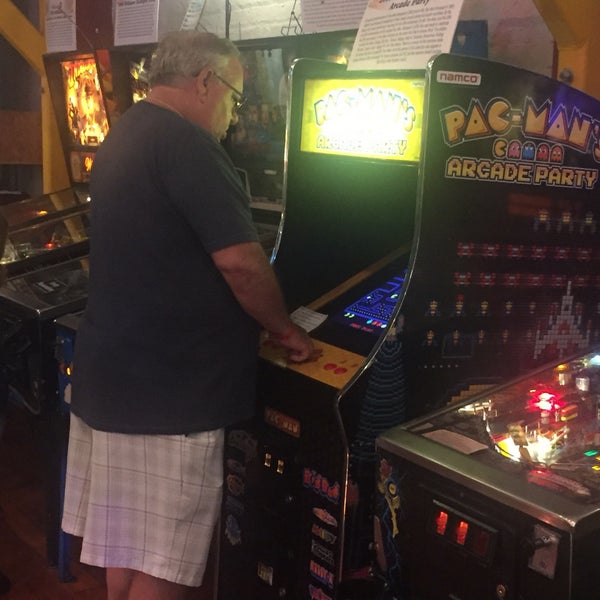 6/13/2017에 Joe B.님이 Silverball Retro Arcade | Delray Beach, FL에서 찍은 사진