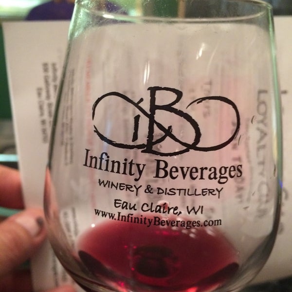 Foto tomada en Infinity Beverages Winery &amp; Distillery  por Clark T. el 5/28/2015